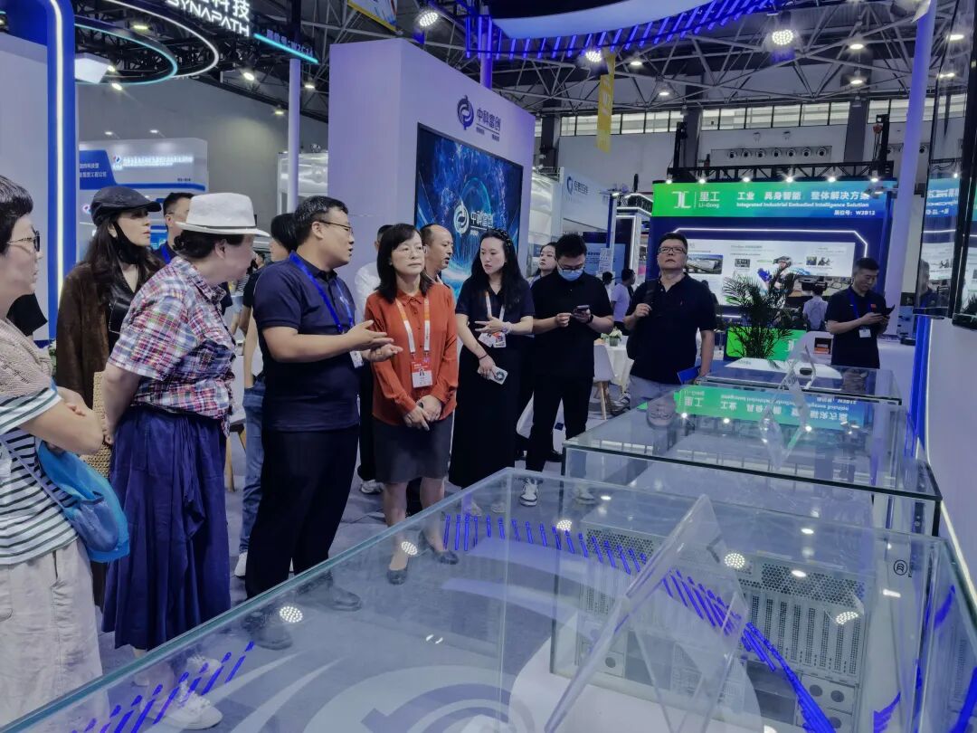 观众参观中科富创数博会展台