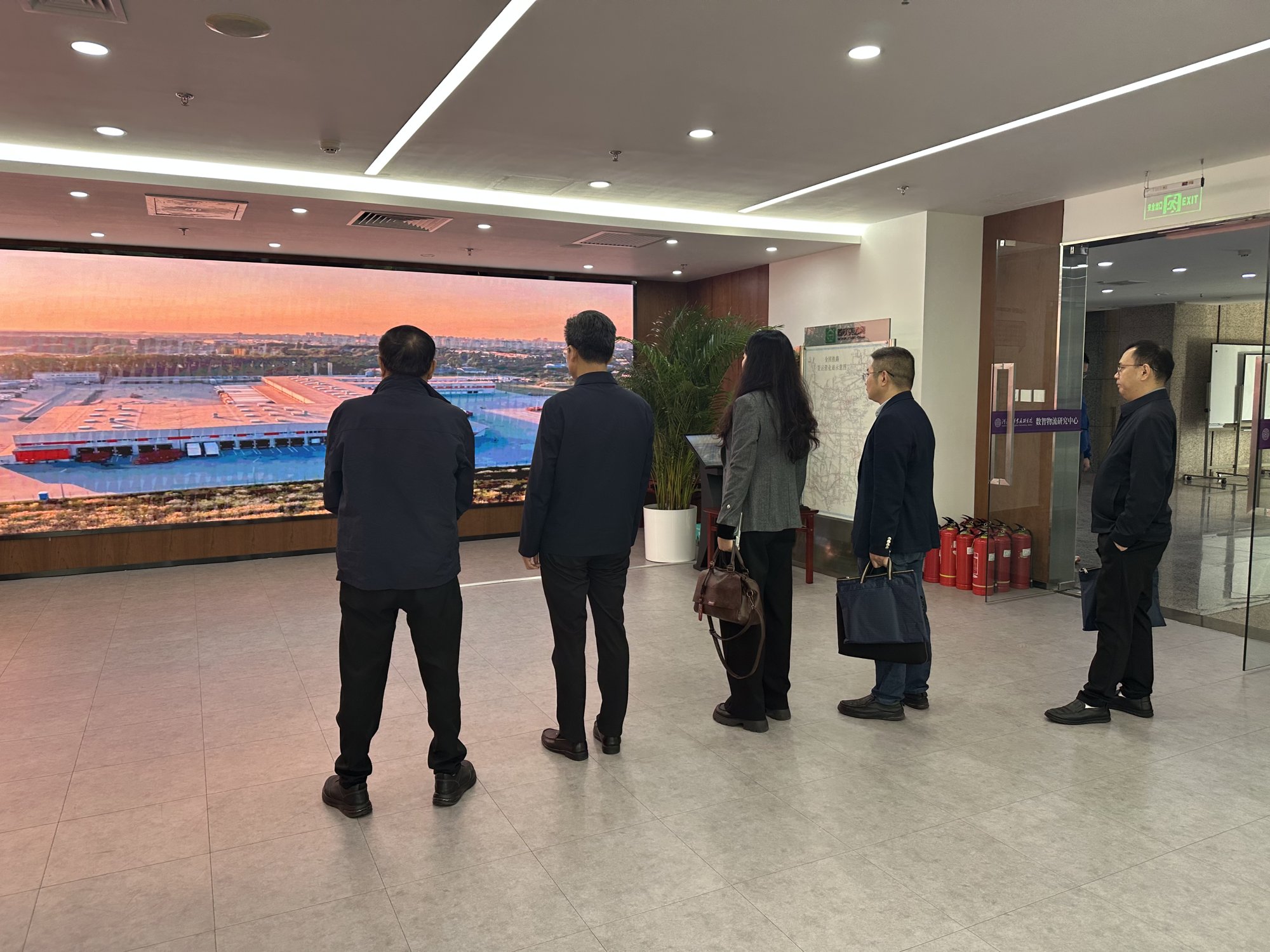 尹恒斌、卿春一行到访数智物流研究中心,调研中科富创人工智能产业应用